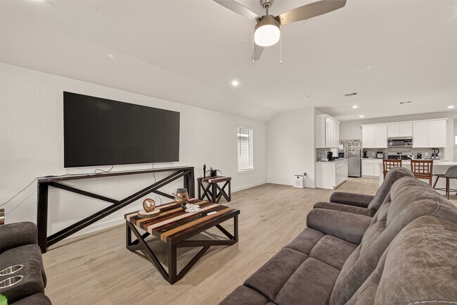 Building Photo - 30518 White Cliff Ct