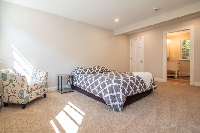 Building Photo - 11 Chatham St