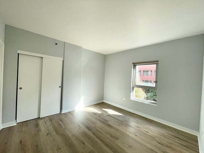 Building Photo - Renovated 2 Bedroom 2 Bathroom Condo in Li...