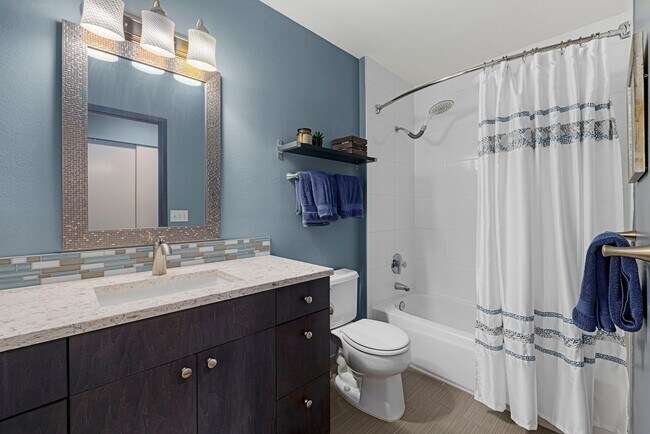 Building Photo - 2Bd/1.75Ba Seattle Condo
