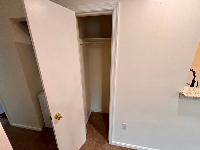 Building Photo - 6911 Victoria Dr