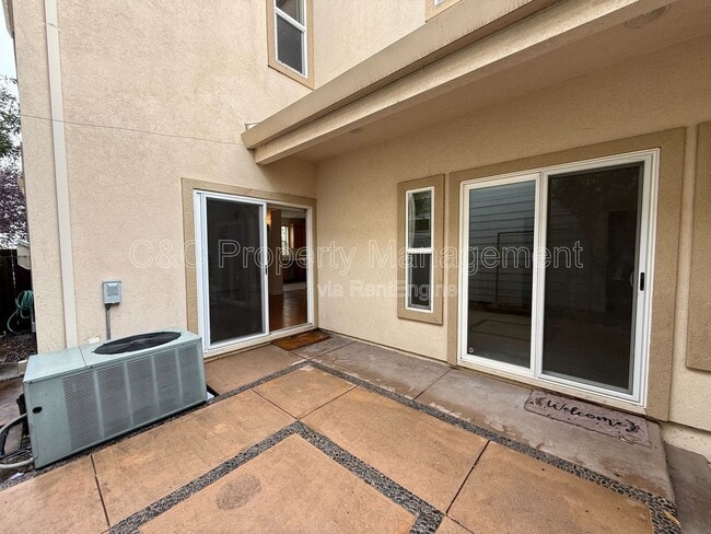 Building Photo - 2527 N Village Dr