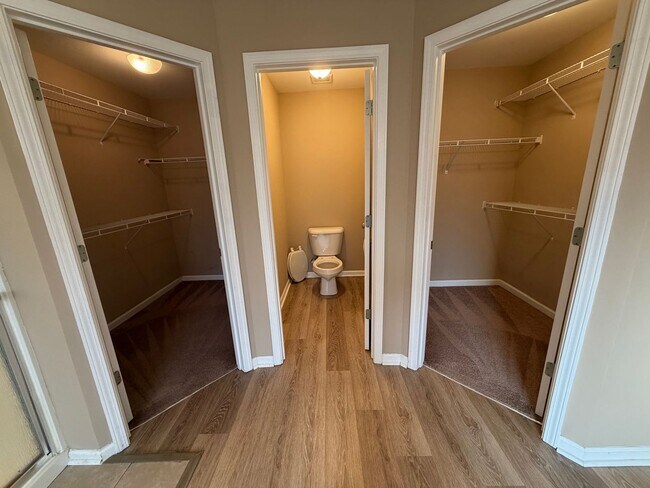 Building Photo - FOR RENT