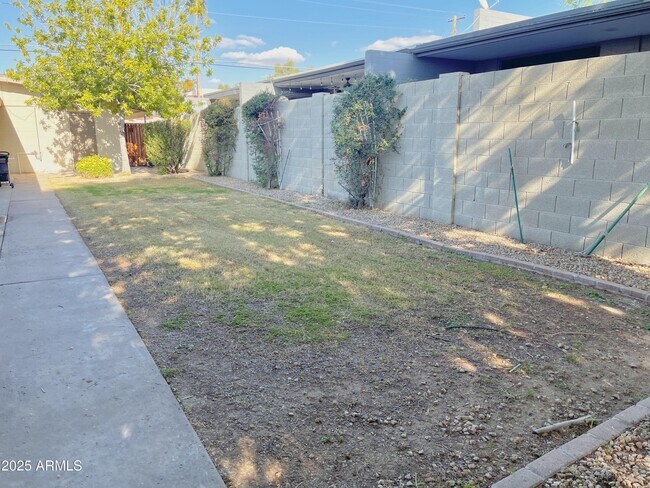 Building Photo - 3646 E Montecito Ave