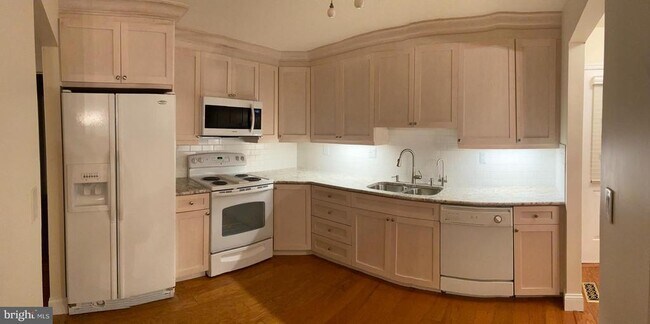 Primary Photo - 8 Benjamin Franklin Dr