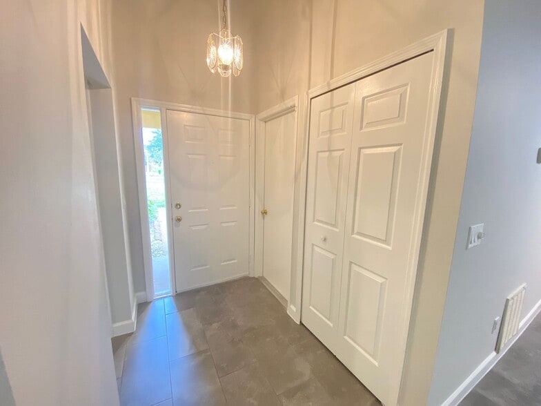 Building Photo - 208 Egret Ct