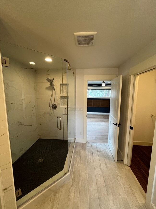 Building Photo - Amazing 4 Bed/3 Bath Home on One Acre with...