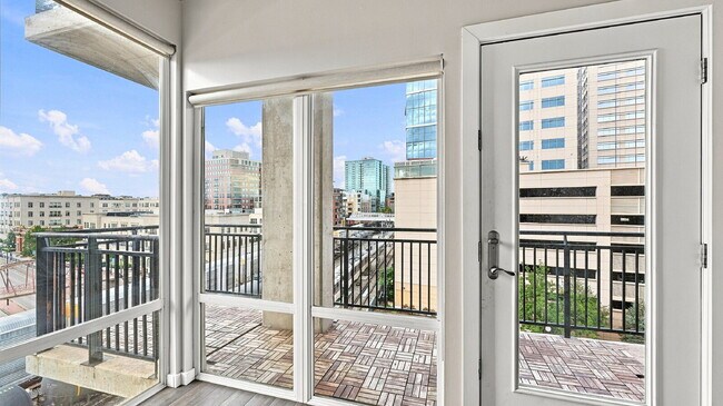 Building Photo - $2,820.95- 2 bed, 1 bath Condo in the heart of Denver with In Unit Laundry!