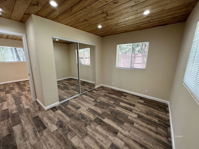 Building Photo - 54078 Pine Crest Ave
