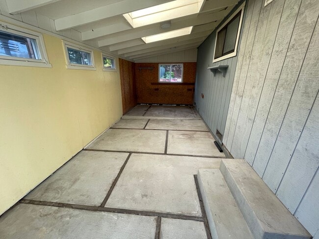 Building Photo - Spacious three bedroom home in desirable Windsor neighborhood!