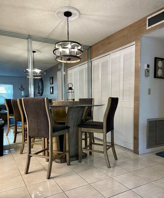 Building Photo - 5800 Hollywood Blvd