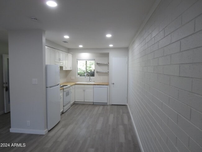 Building Photo - 1450 E Bethany Home Rd