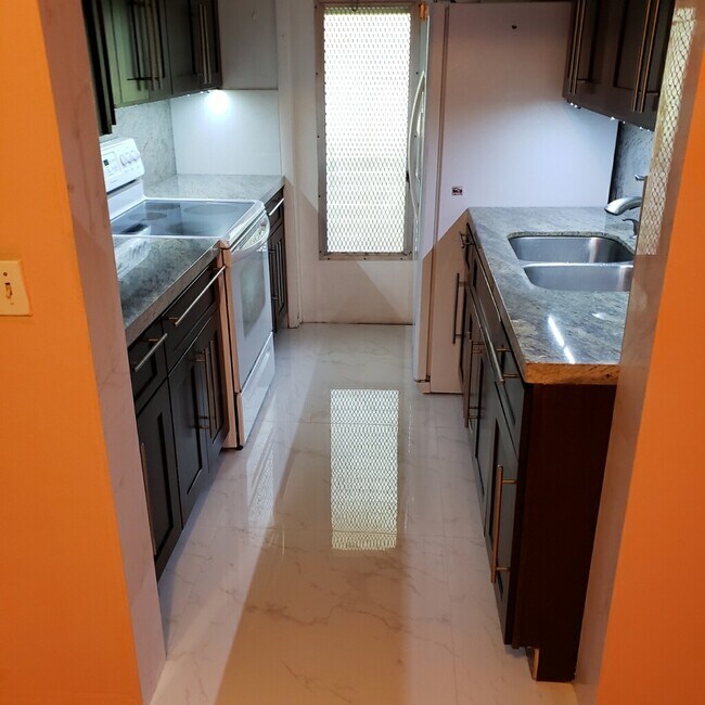 Kitchen - 1420 Atlantic Shores Blvd