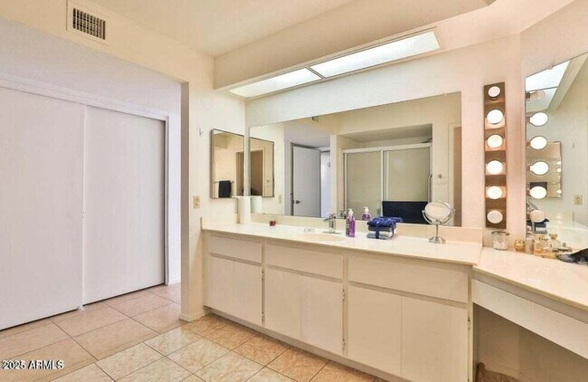Building Photo - 10421 E Silvertree Dr