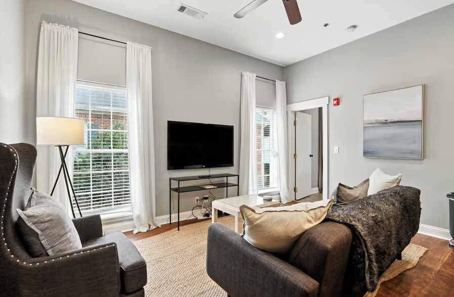 Building Photo - 492 N Thomas St