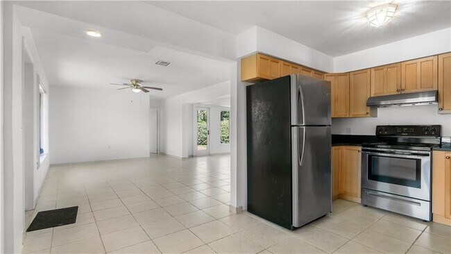 Building Photo - 2161 NE 35th St