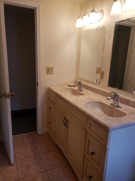 Full Bath (2nd floor) - 505 Bennett St