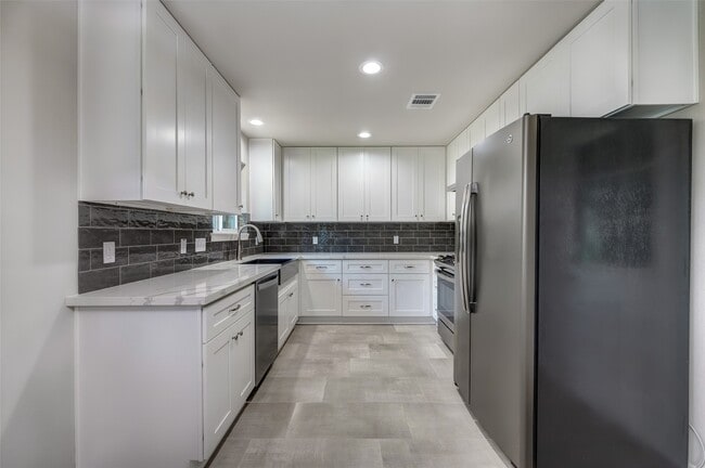 Building Photo - 5451 Loch Lomond Dr