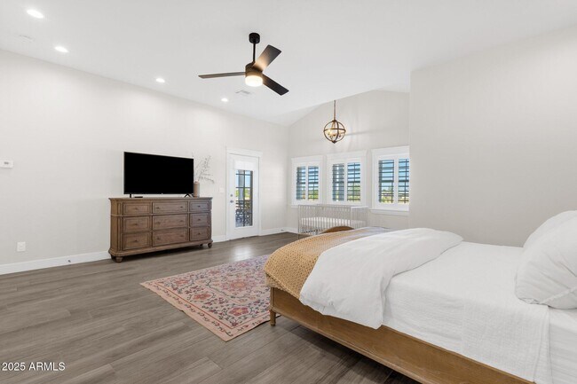 Building Photo - 856 W Quail Cir