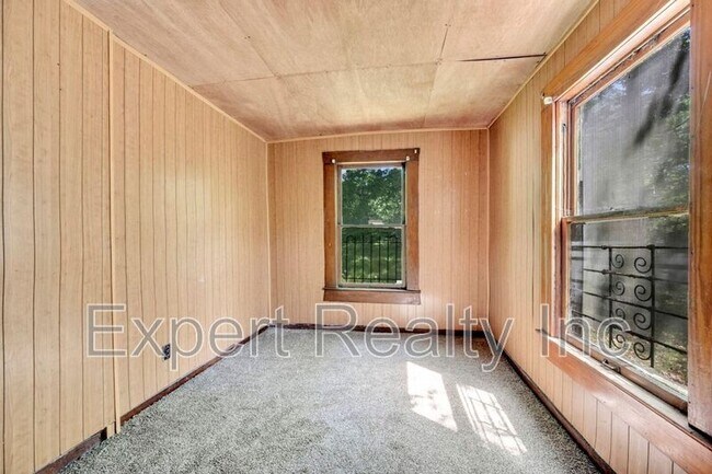 Building Photo - 608 5th Ave