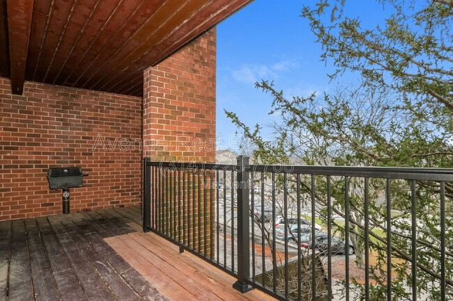 Building Photo - 590 Sarah Ln