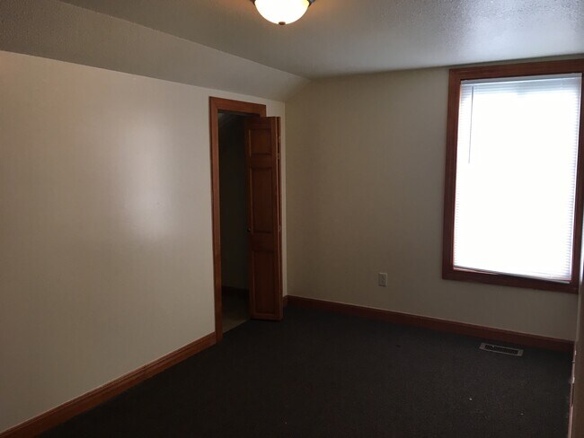 Building Photo - Section 8 Voucher Accepted / 5 BR House