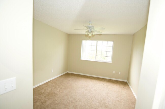 Building Photo - 1100 Crestwood Ct S