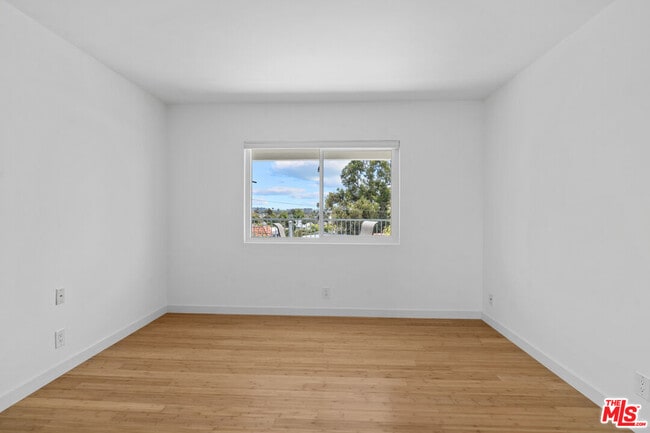 Building Photo - 631 Pier Ave