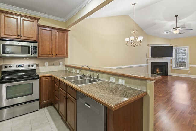 Building Photo - 1624 Brook Hollow Dr