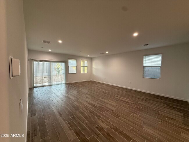 Building Photo - 2342 W Sheridan Ave