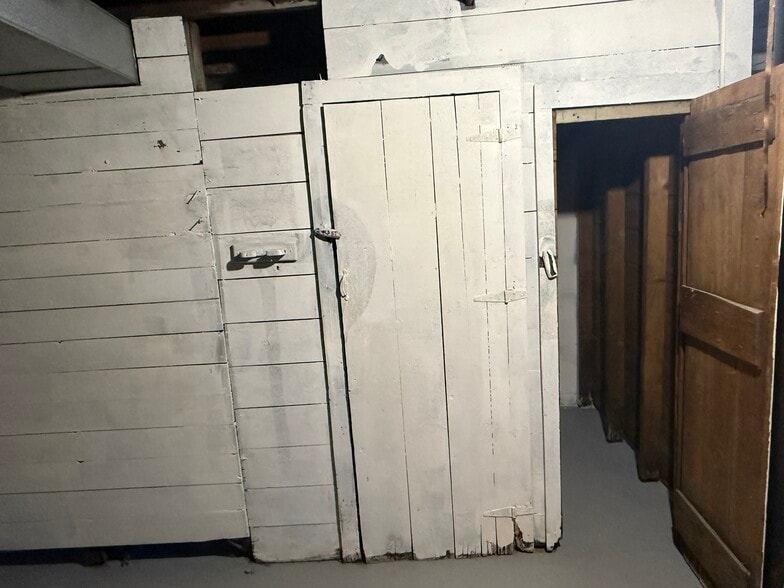 Building Photo - 818 N Van Buren St