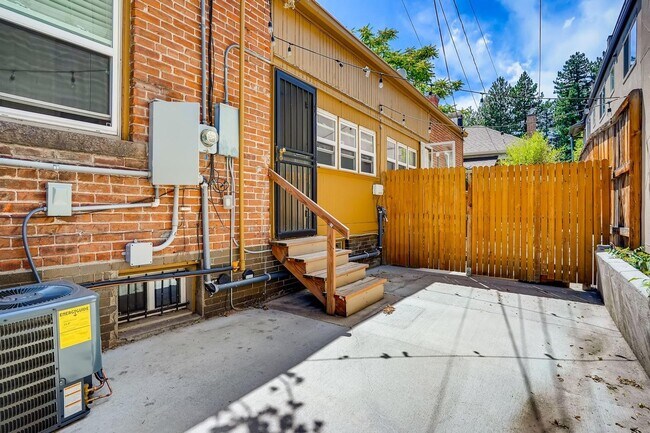 Building Photo - Charming 2 Bedroom in Cherry Creek- NEW AC UNIT! Fenced back space!