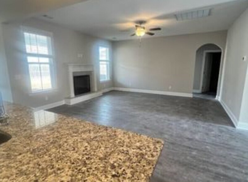 Building Photo - 135 Sams Dr