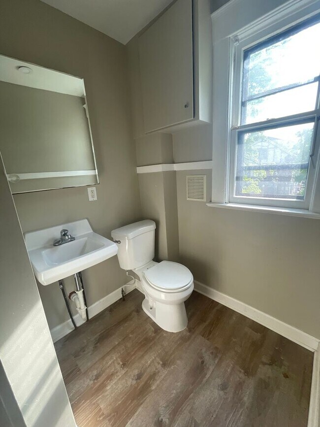 Building Photo - 841 E University Ave