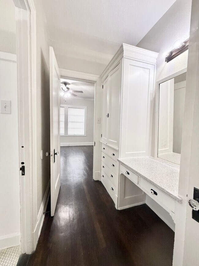 Building Photo - Unique Upstairs Studio w/ Hardwoods in Vintage 1920's Complex