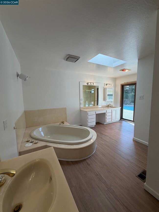 Building Photo - 2994 Roundhill Rd