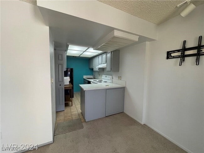 Building Photo - 687 Marina Dr