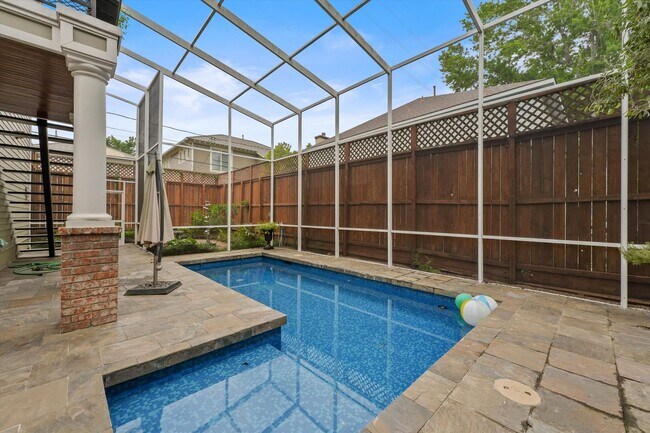 Building Photo - Refined Elegance Meets Modern Innovation i...