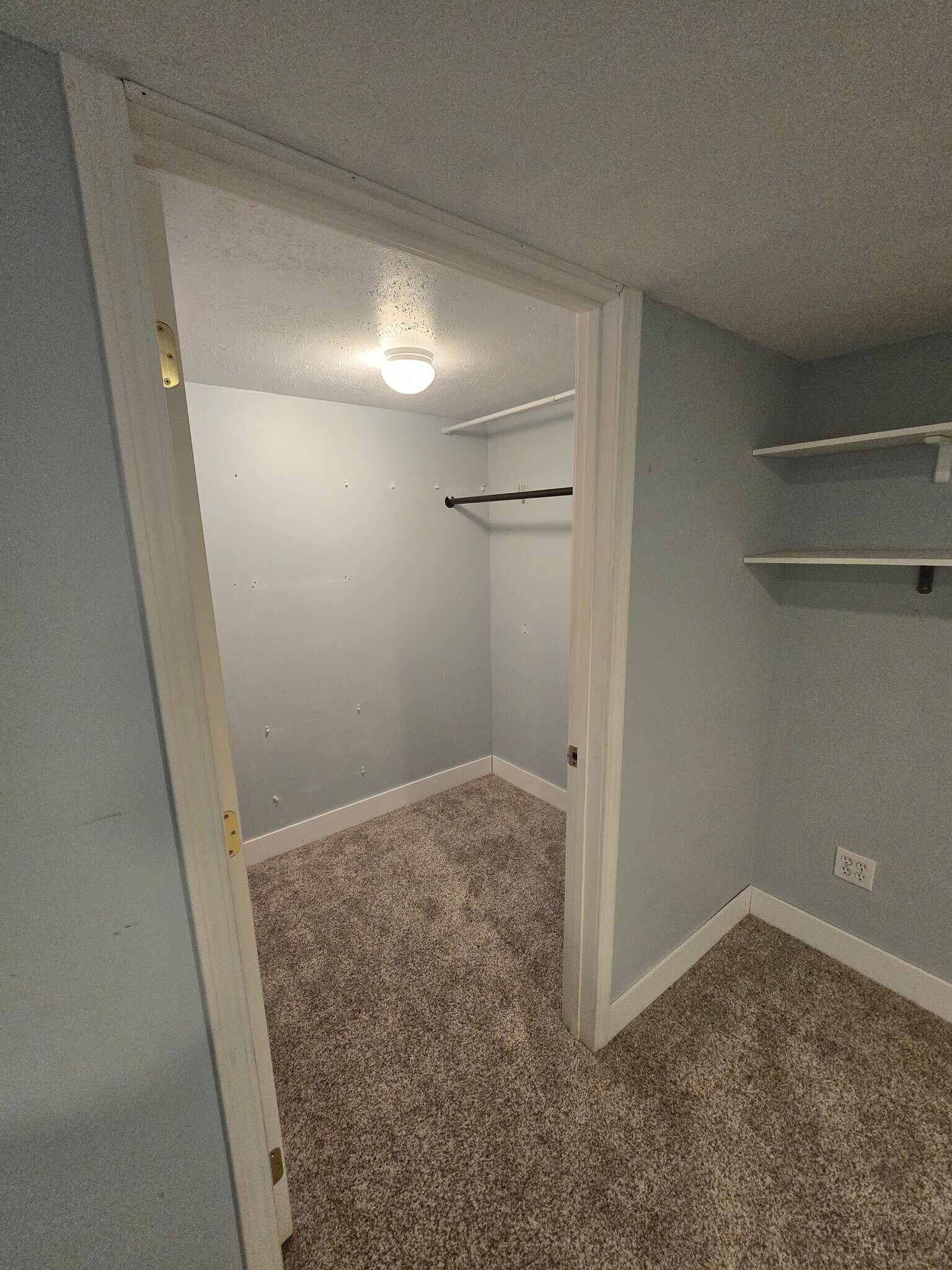 walkin closet - 3877 W Holyoke Pl