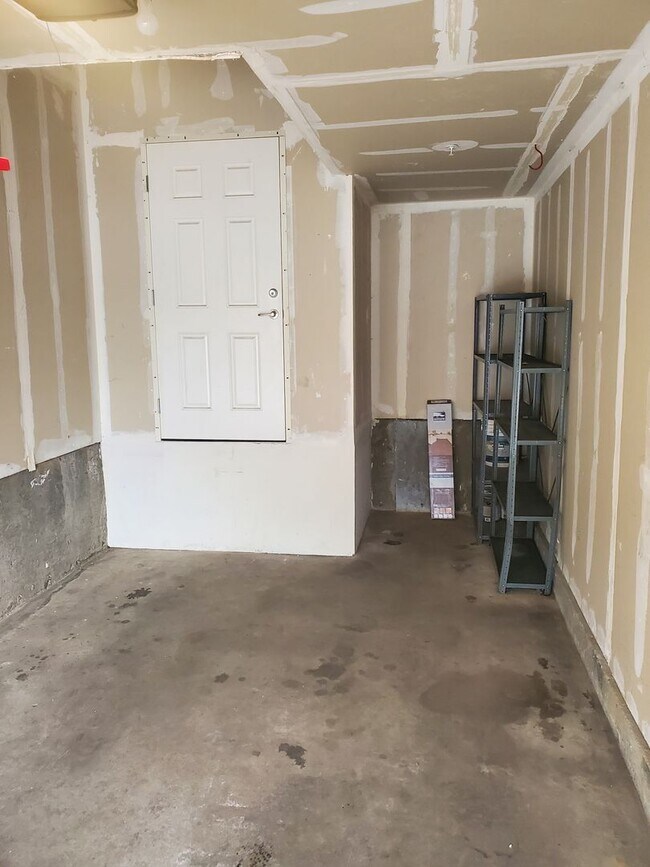 Building Photo - Spacious 2B/2B Main Level Condo With Garage NOW AVAILABLE