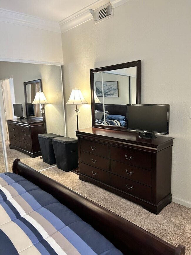Building Photo - Bright & airy fully furnished condo at the...