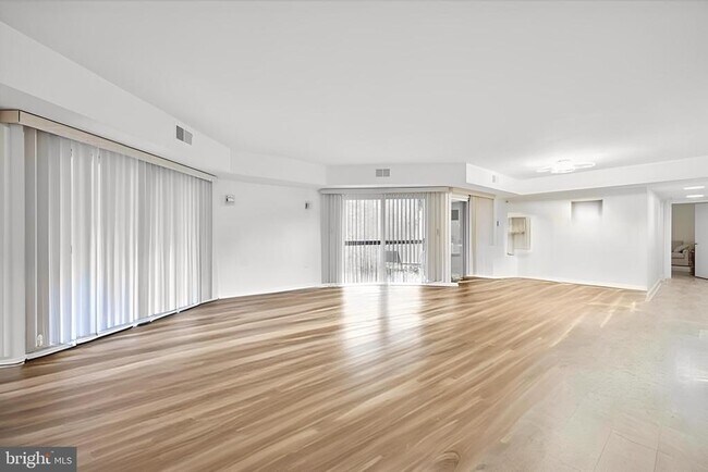 Building Photo - 1704 N Park Dr