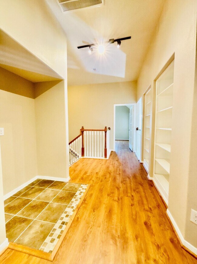 Building Photo - 9947 Valance Way