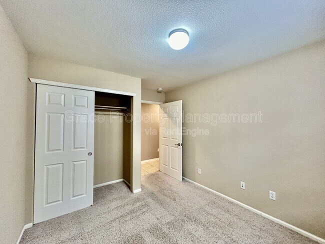 Building Photo - 479 Hayloft Way