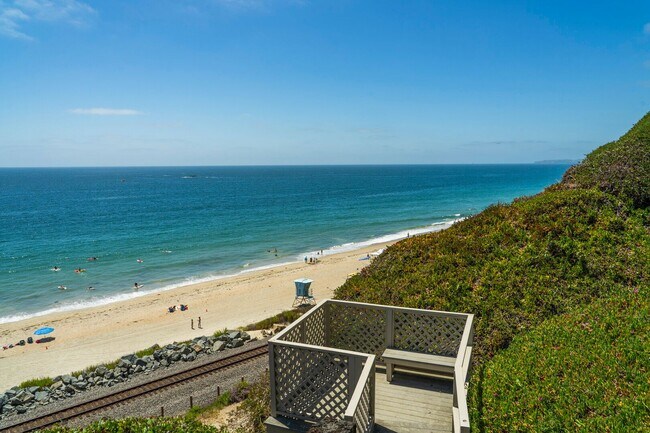 Building Photo - Dream home Located on the Bluff of Southwe...