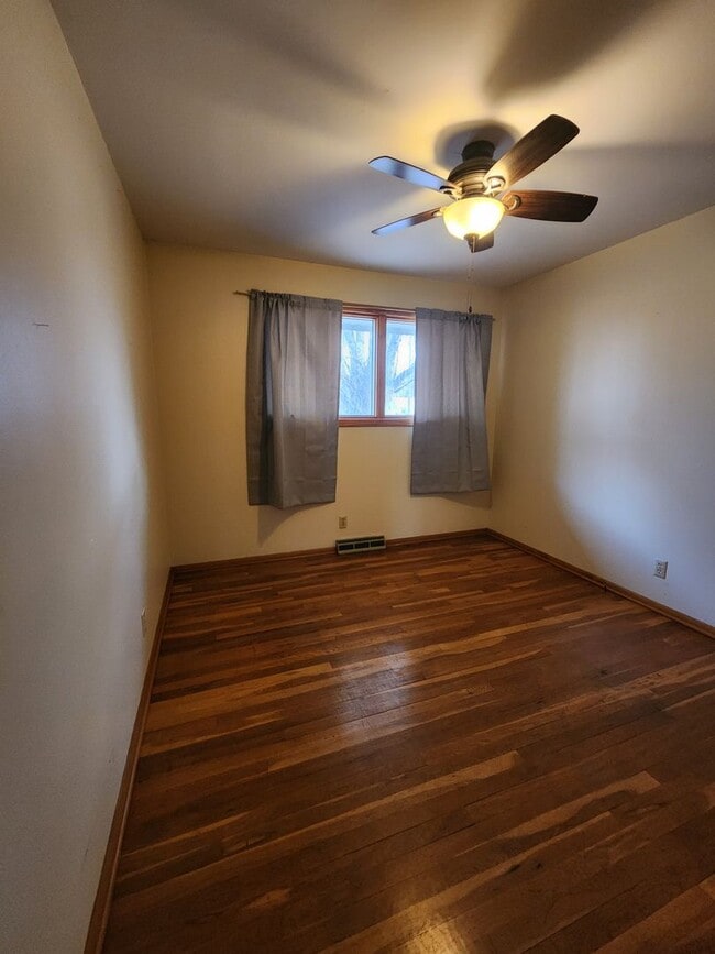 Building Photo - 3 bedroom 2 bath with garage