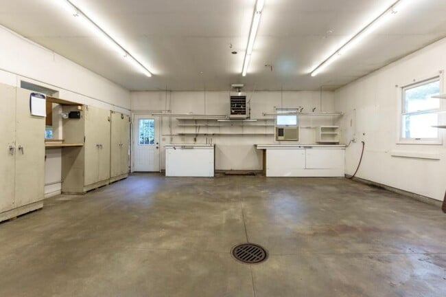 Building Photo - 3 Bedroom Home in Portage by West Lake