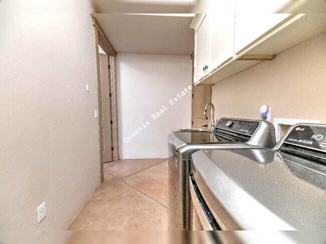 Building Photo - "Spacious Tucson Retreat with Granite Eleg...