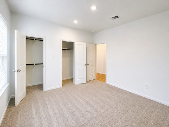 Building Photo - 15520 Maple