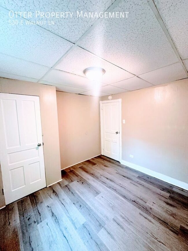 Building Photo - 530 E Walnut Ln